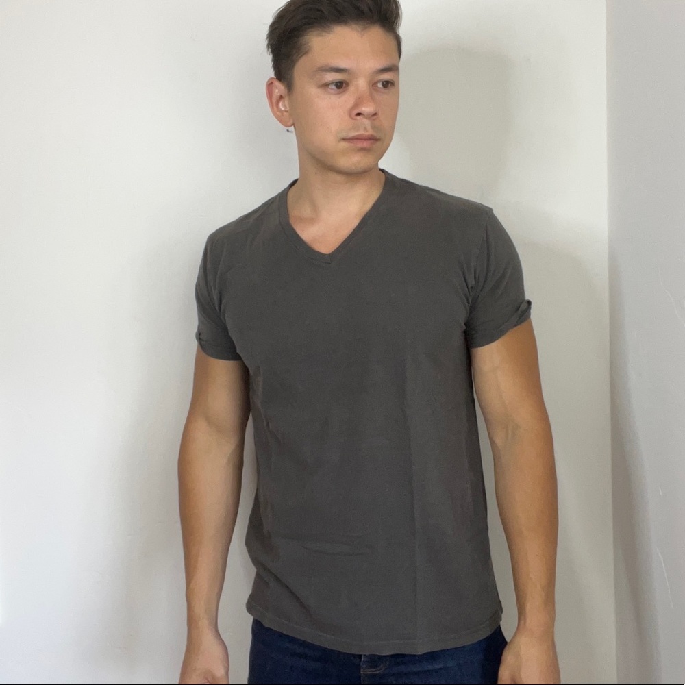Gray v-neck basic t-shirt